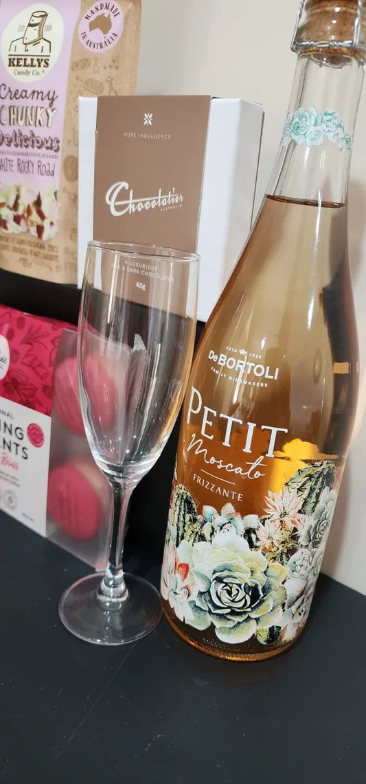 Moscato & Gourmet Nibbles Hamper