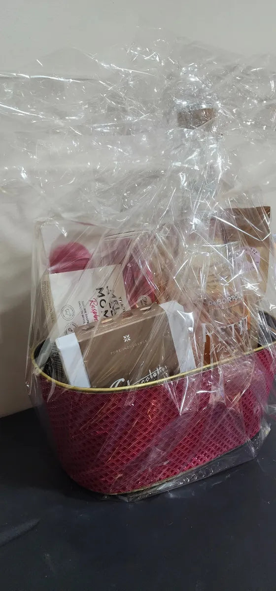 Moscato & Gourmet Nibbles Hamper